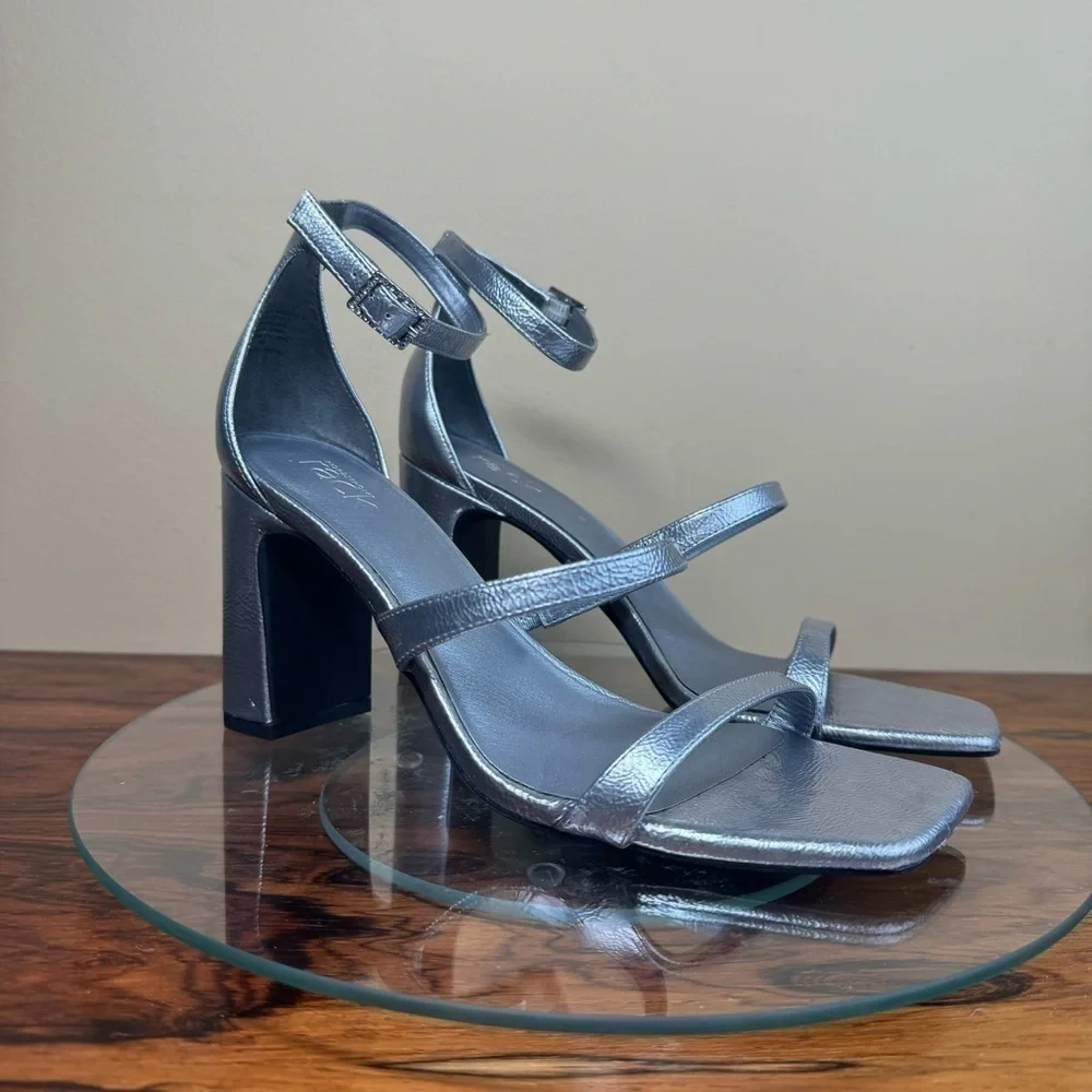 Nordstrom Rack Adelaide Block Heel Sandal silver metallic - size 8
